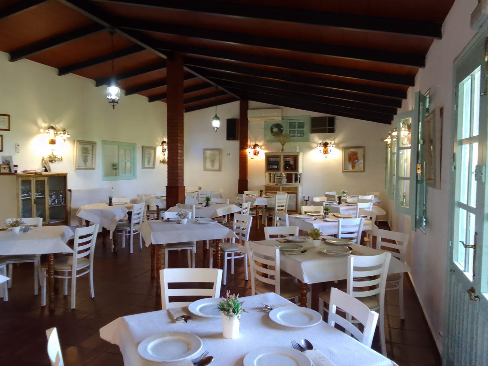 Comedor rústico del Restaurante El Campito